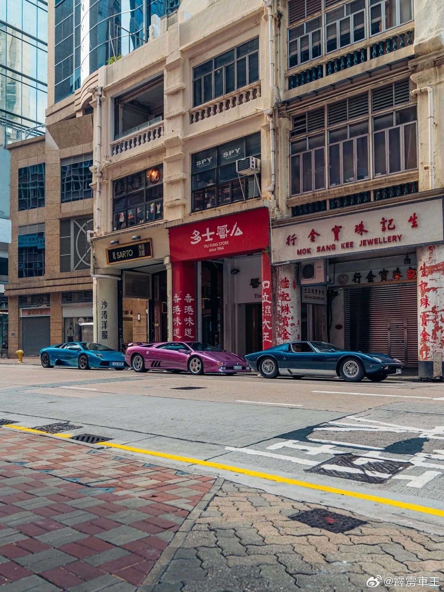 港岛街头，传奇同框。紫魅Diablo搭配蓝影Miura，复古锋芒划破都市喧嚣，每