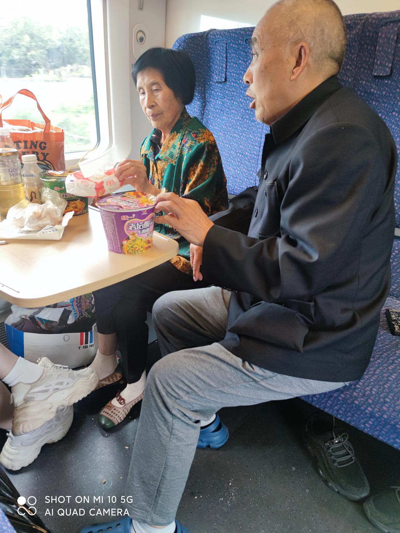 看着对面的老俩口一起剥着鸡蛋，泡着方便面，吃着零食，我觉得这也是一种幸福。

和