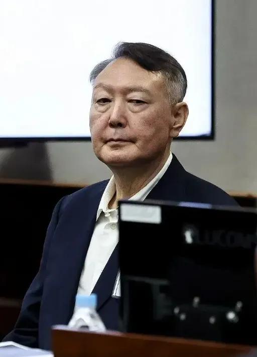 一场庭审撕开韩国政坛的体面！

看着尹锡悦在法庭上涨红着脸拍桌咆哮，很难想象这就