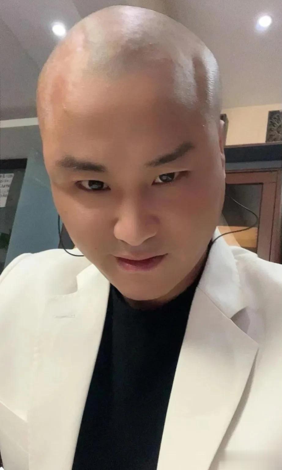 网红界又一悲剧！连云港网红“三千哥”直播PK喝白酒，因饮酒过量不幸离世。

其朋