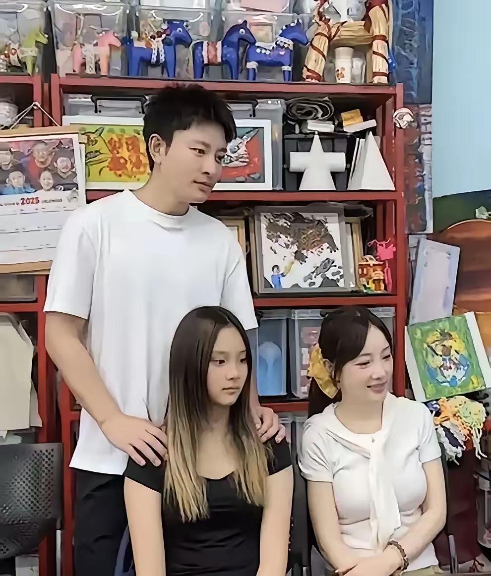 甜馨终于和爸爸妈妈合影了，
真心为这孩子开心，也很羡慕
但是看着甜馨和贾乃亮不是