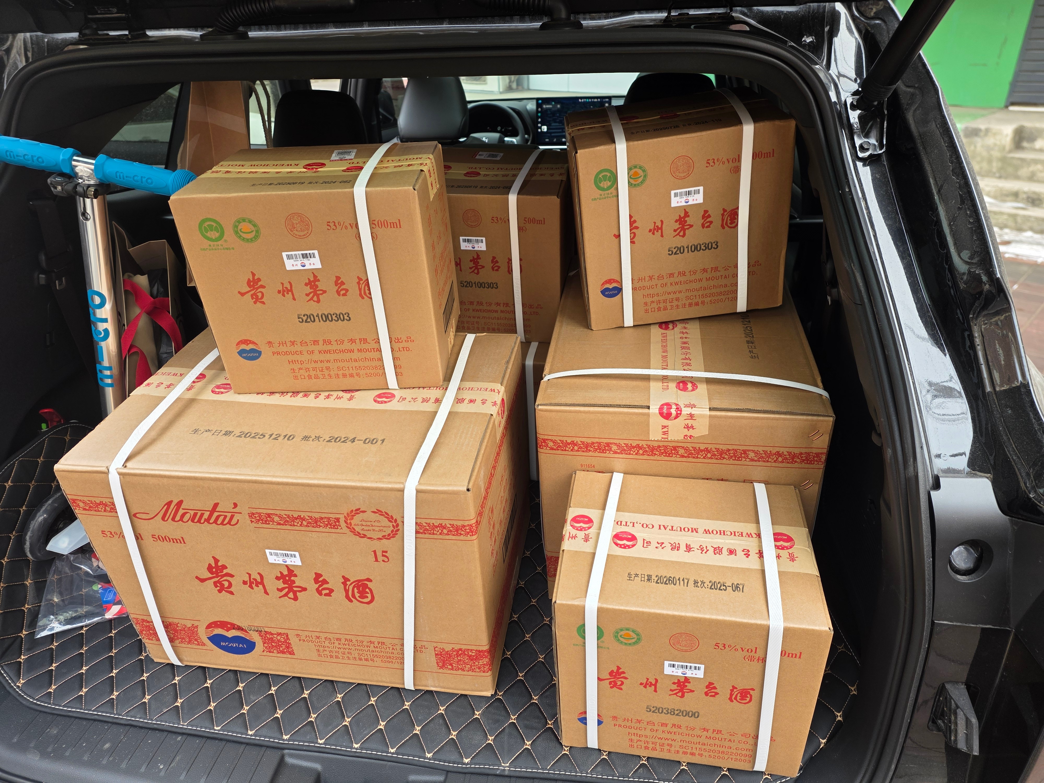 年前什么都涨价了买点酒回家给长辈们两箱 15 年，五箱普茅比上个月，贵出一万多 