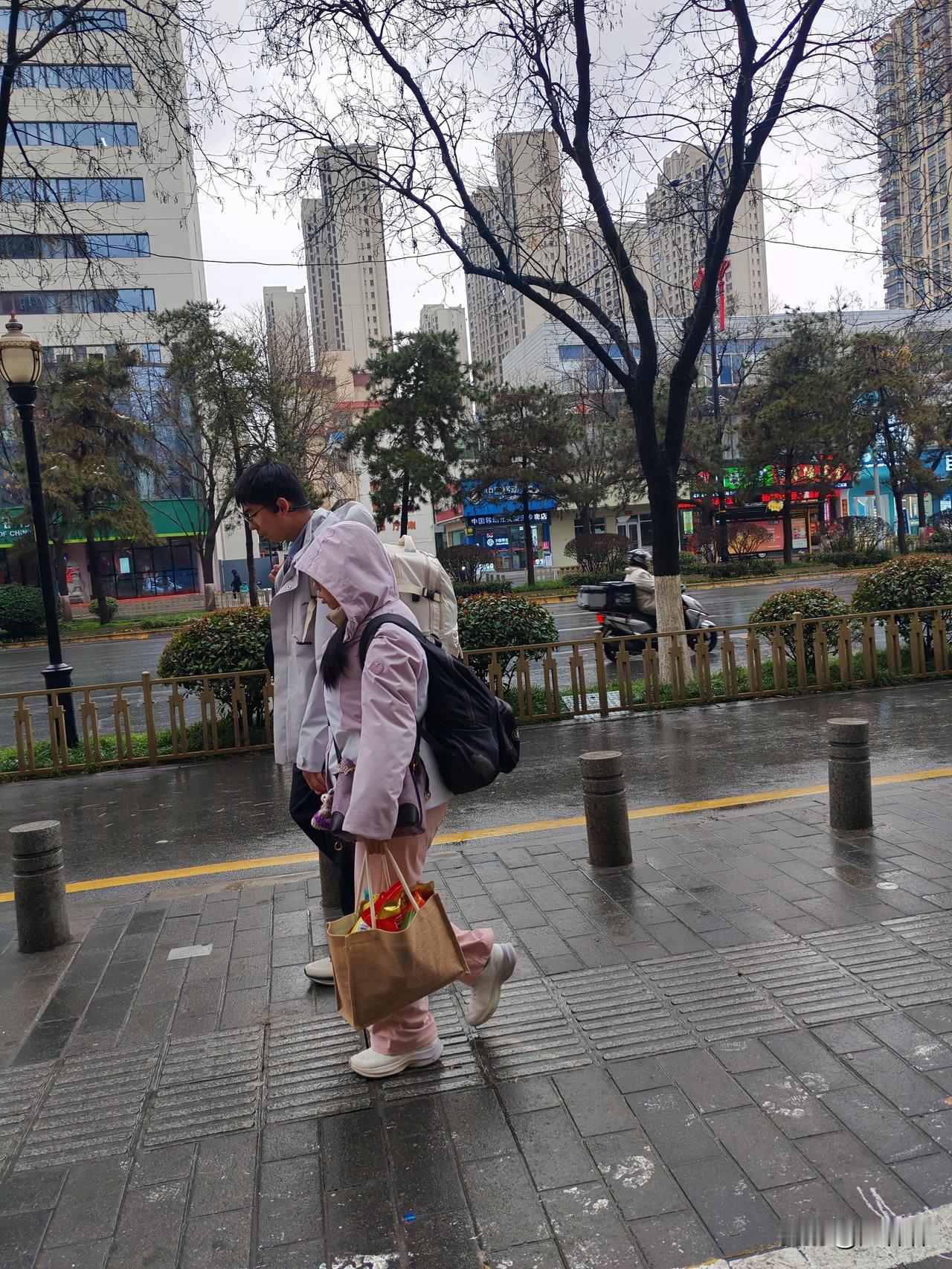 他说回老家过年是在给父母交保护费。
我同学老李每年开车千多公里回老家过年，携家带