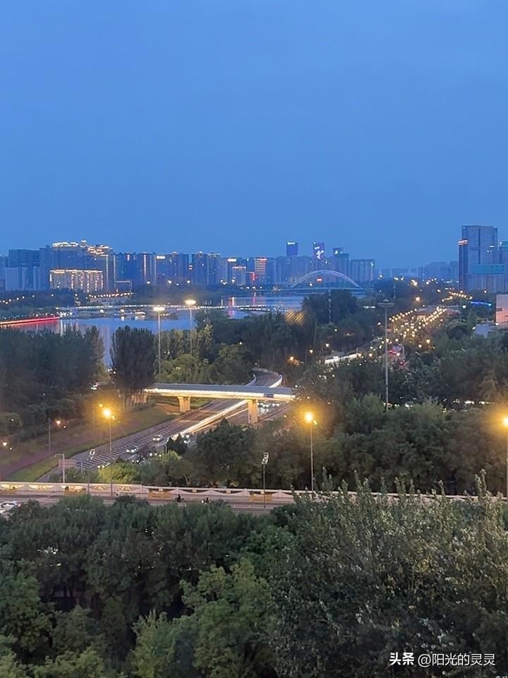 外边的雨停了。坐在阳台上喝着小茶，看着外面美丽的风景，真美。
窗户打开，凉风习习