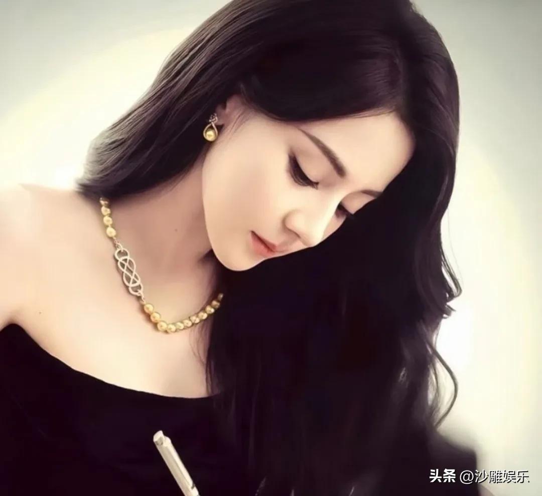 迪丽热巴，意想不到！


3月10日，迪丽热巴突然冲上热搜，这次不是因为红毯造型