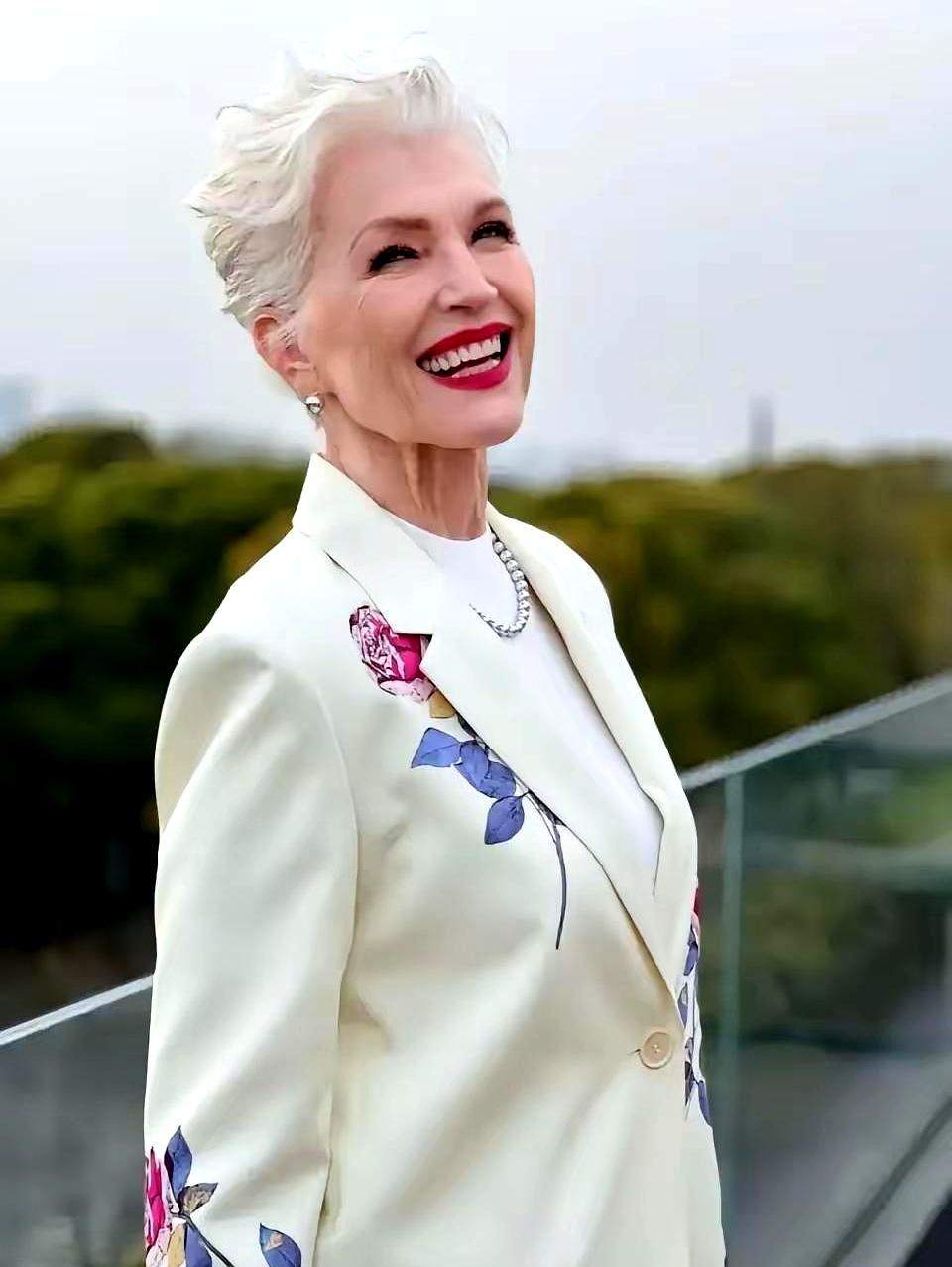 说实话，你发现没，最近朋友圈都在刷一句话，说女人最硬的底牌是“自己发光”。
但这