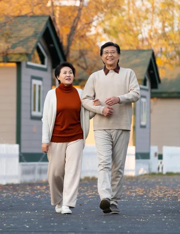 感觉老年&二婚夫妇很难有真感情啊！

我三舅妈去世早，几年后，三舅退休，不顾子女