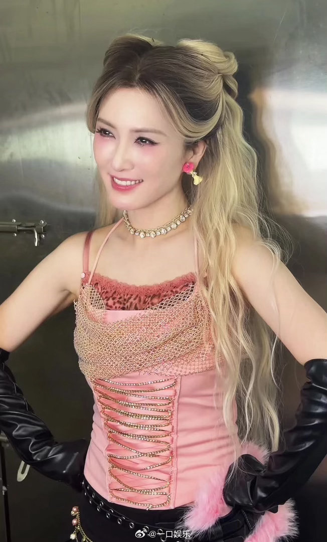 救救徐洁儿用心演绎曲目展现独特风采，舞台感染力十足，整体发挥称得上出色，只是最终