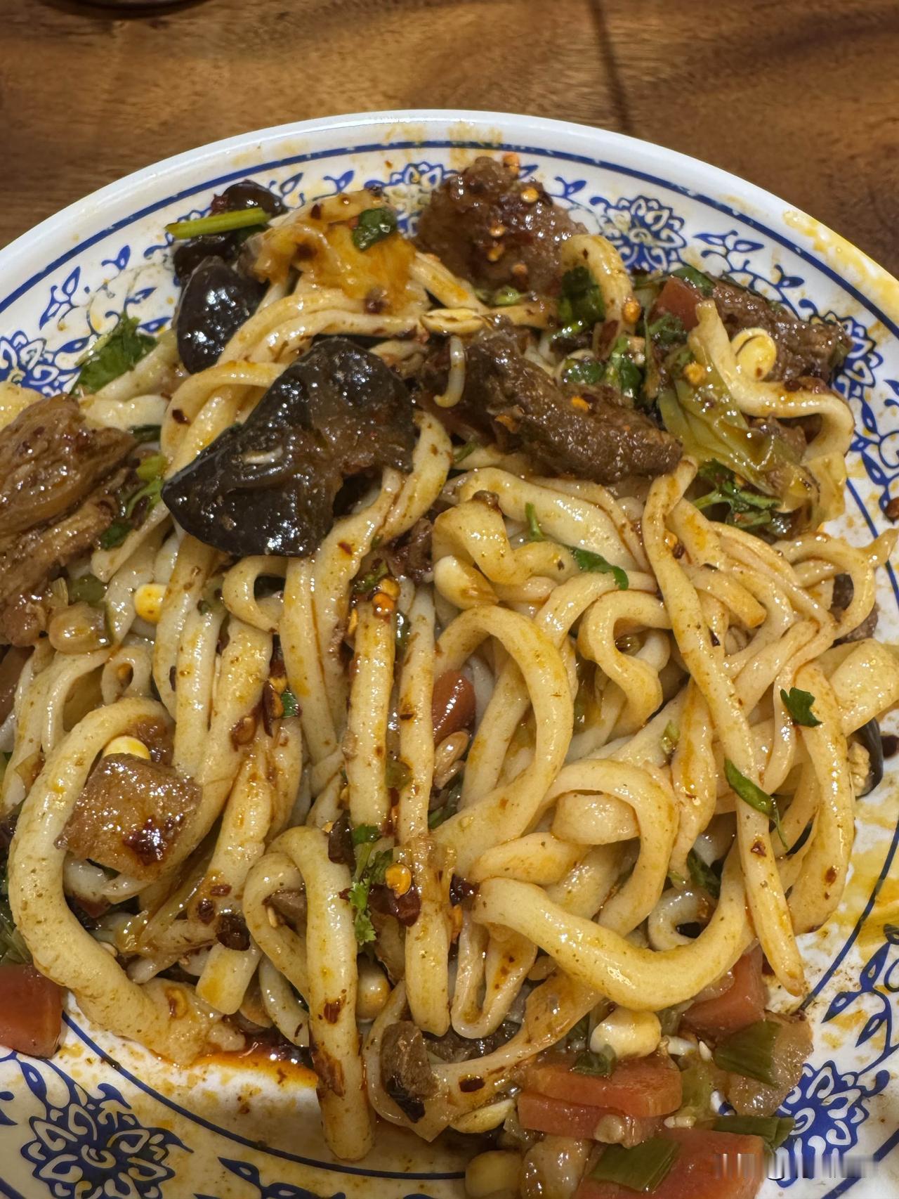 深夜这碗面，是疲惫生活的解药

加班到九点，拐进巷口的小馆子，点了这碗招牌牛肉炒