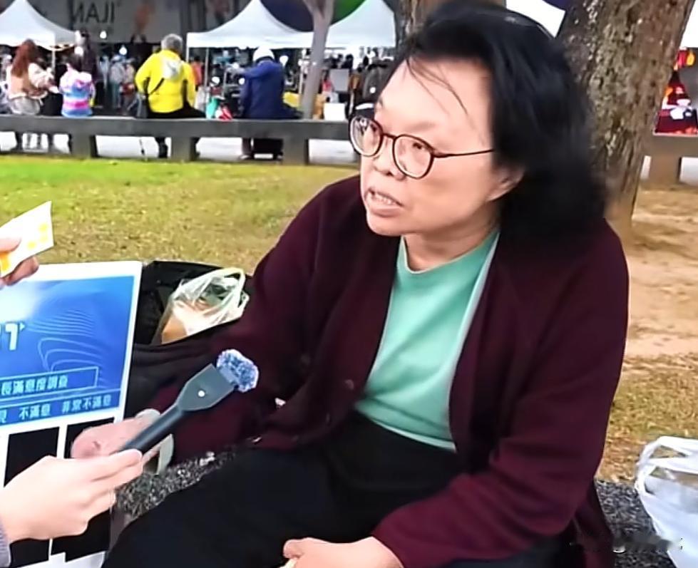这位红衣服台湾大妈憋不住了，接受采访时吐露心声：我是真的希望解放军快点过来台湾。