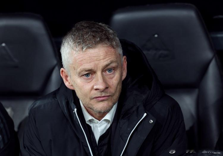 要不双主帅？据知名记者罗马诺报道，曼联高层今日将与索尔斯克亚面谈。曼联高层还将与