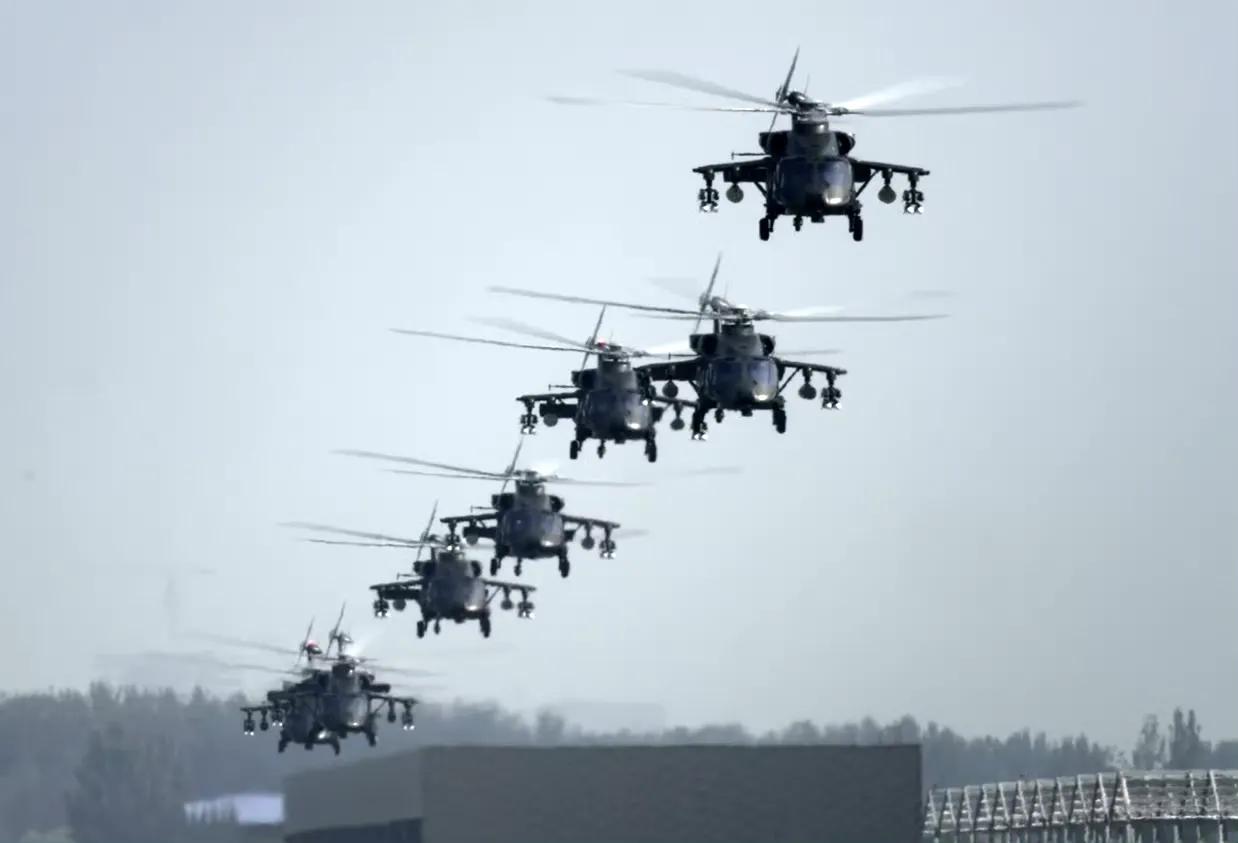 九三阅兵首次公开亮相的直20T是新型突击运输直升机，也就是在保留运输武装步兵能力