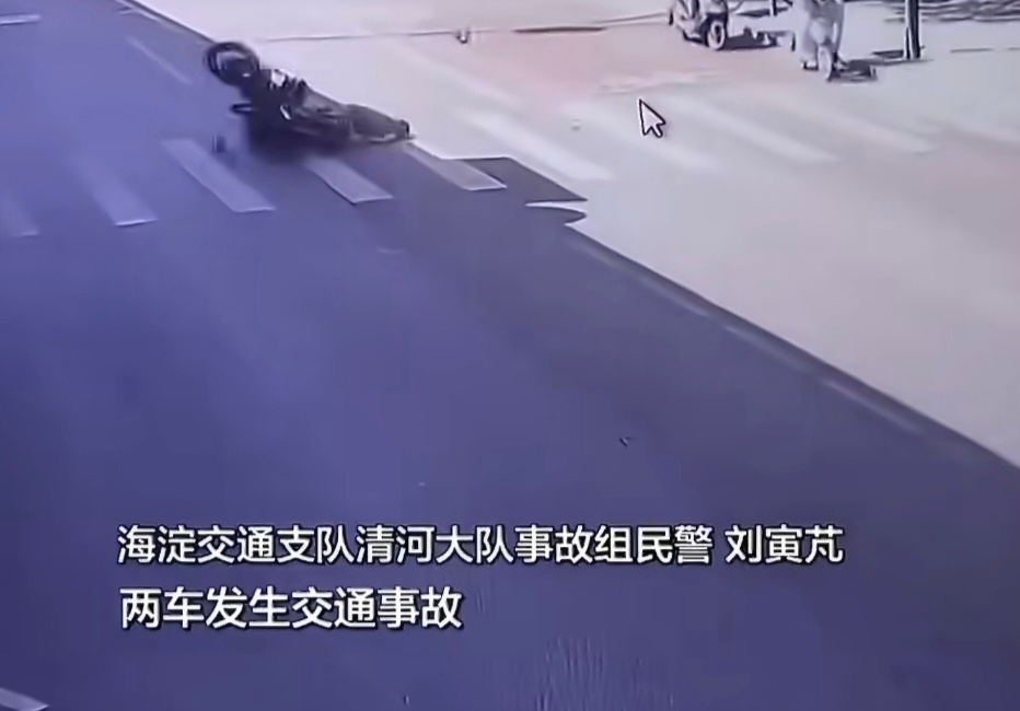 电动车逆行闯红灯撞摩托车各担责50%逆行加闯红灯双重违法的电动车，撞上摩托车后双