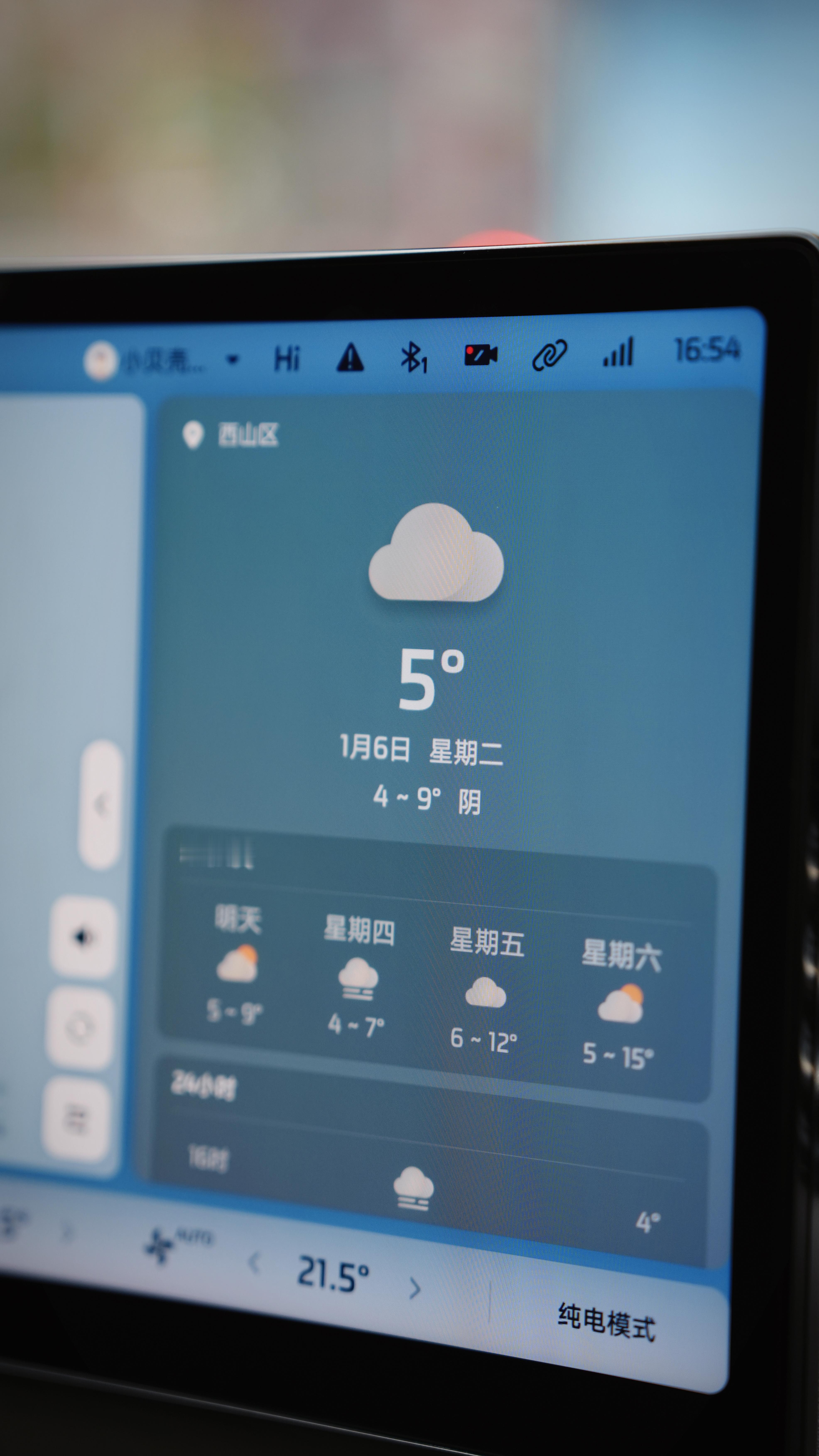 昆明智己交付中心一天可以交大概10台LS9左右，热度很高，后来从交付中心出来去店