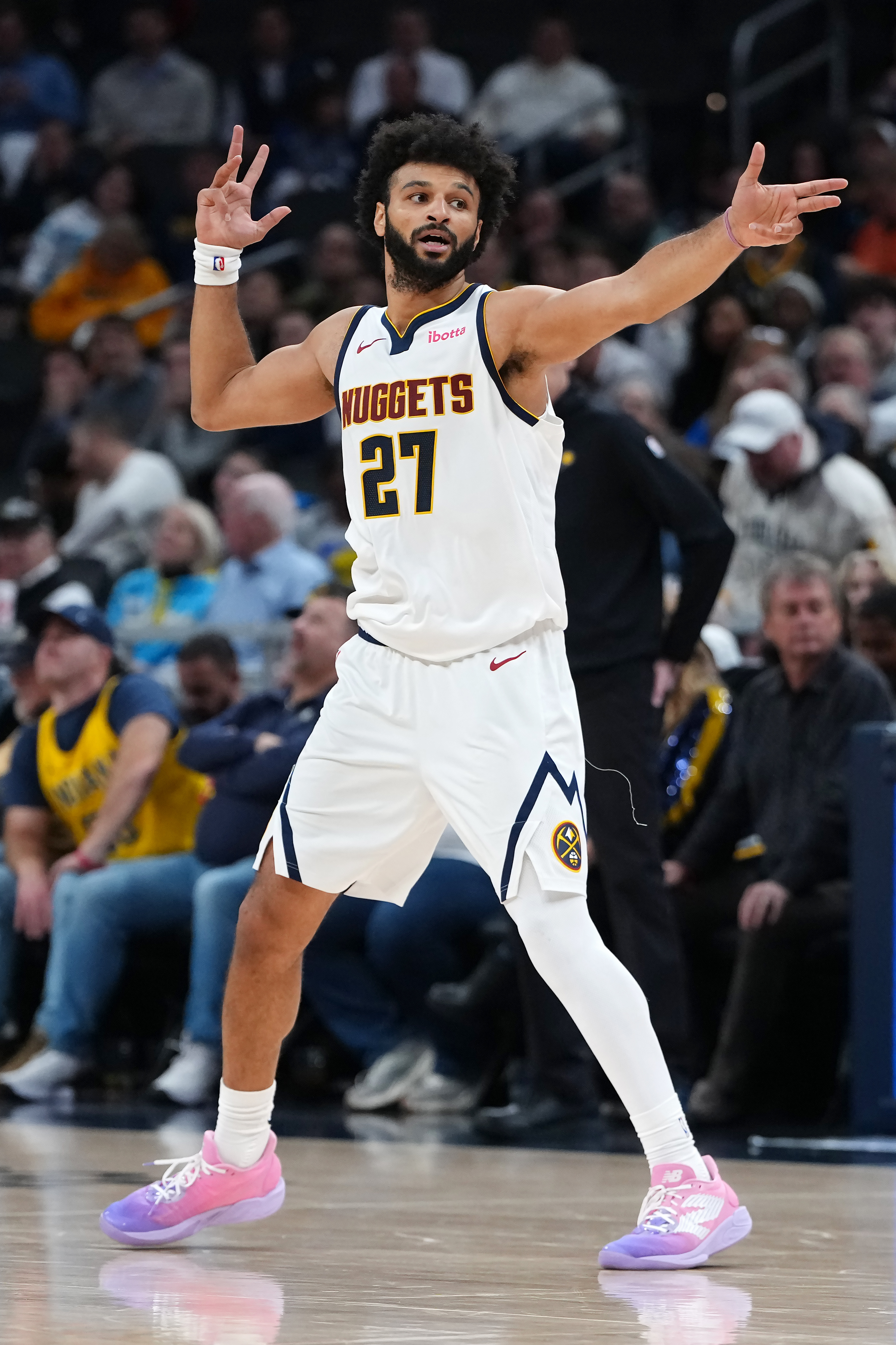 贾马尔-打米切尔就来劲-穆雷，半场16中10，三分5中4拿到28分。 