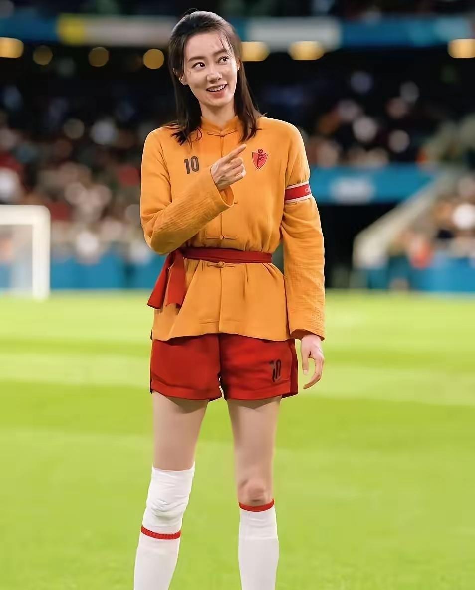 圈内一堆女演员
都想挤进军星爷《功夫女足》剧组
最后敲定女主张小斐，压根不是靠流