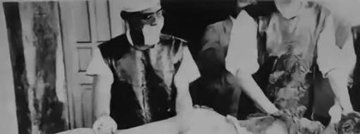 1938年，为了满足自己对女性生殖构造的好奇心，一鬼子军医让人把一女人使劲儿摁倒