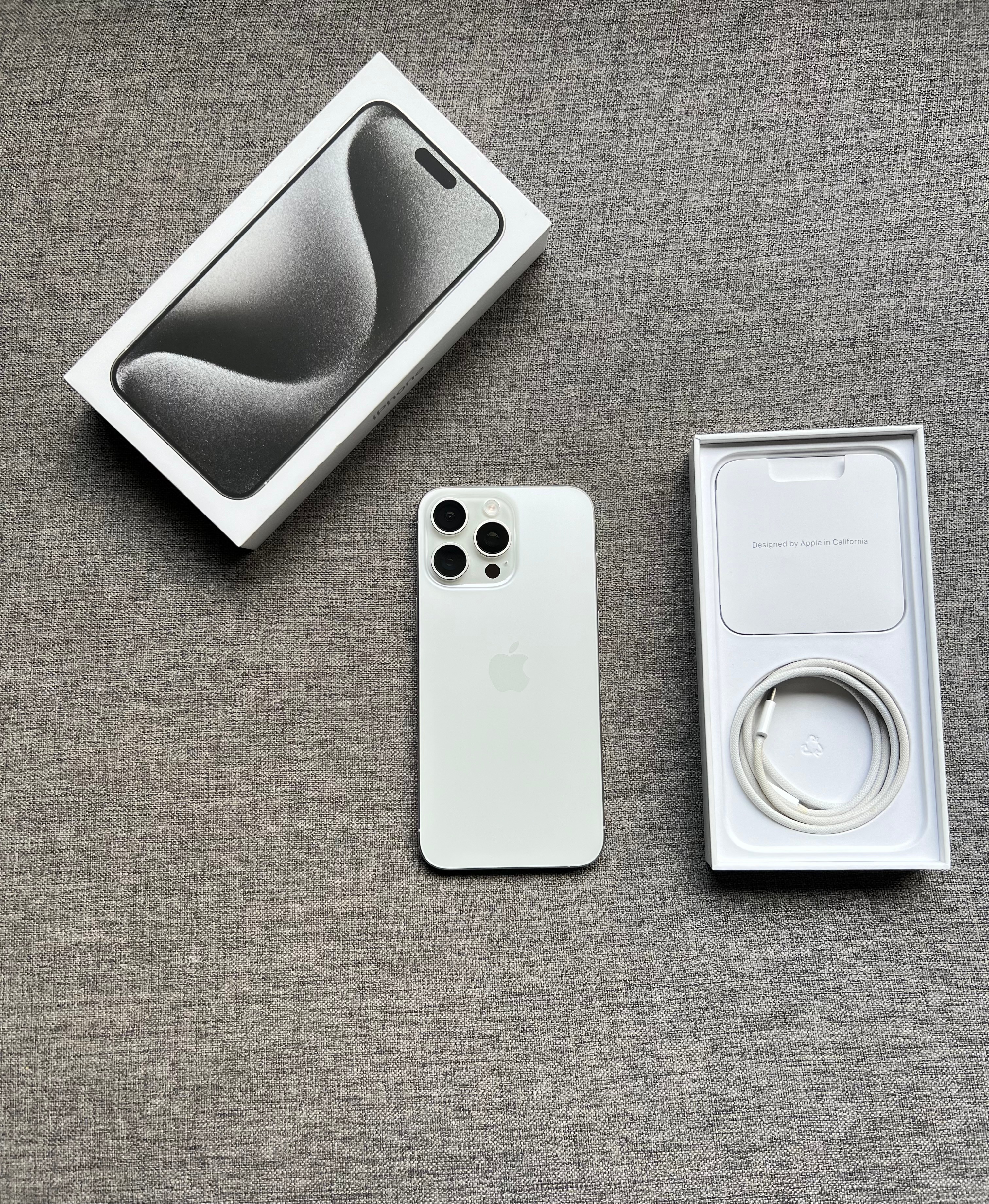 国行iPhone15 Pro Max 256G 白色，屏幕明显划痕，外壳磕碰划痕