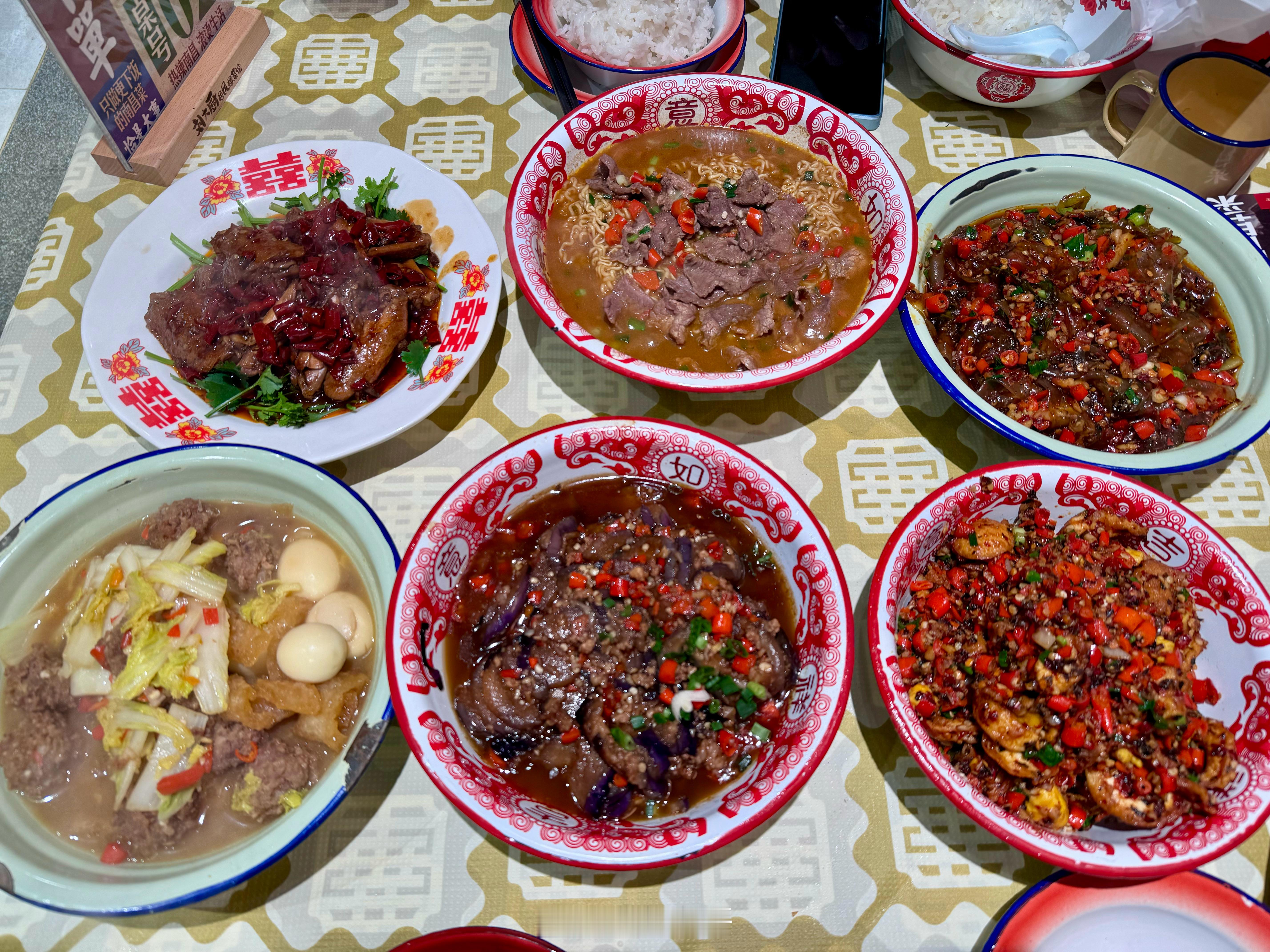 冷风冷雨肆虐寒气逼人的南方冬日吃点有颜色的菜还是蛮带劲的[老师好]记得要配上米饭
