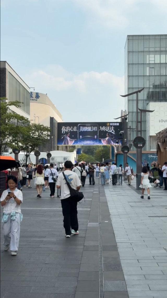 去杭州西湖打卡现代人的鹊桥以前的鹊桥一年一见，现在的“鹊桥”想见就见——当代人的