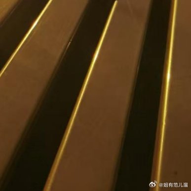 今天给家里打电话，我妈又嘱咐我好好吃饭。我突然意识到，小时候是她追着喂我，现在是