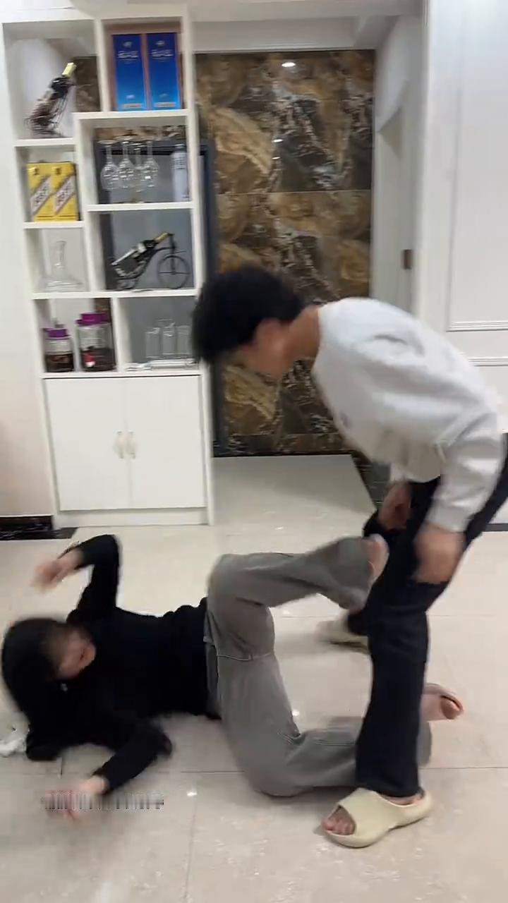 调皮的老弟愤怒的姐。
剧情演绎无不良引导。