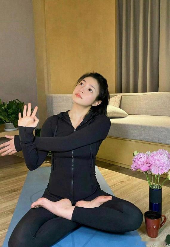 感觉陈妍希这状态简直是“逆生长”！40岁的年纪却拥有着20岁的少女感，完全看不出