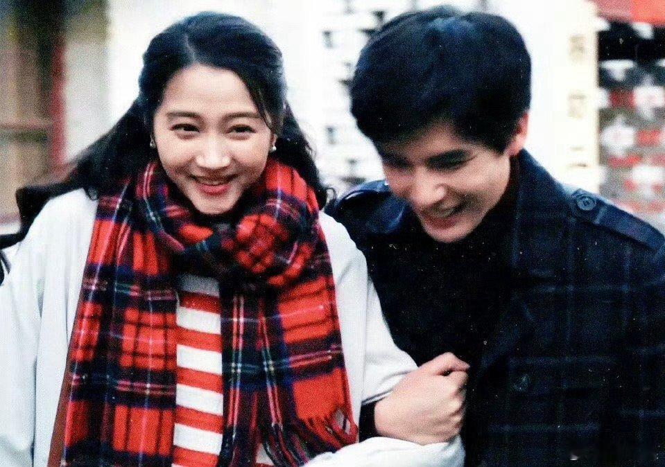 小巷人家剧组聊太嗨忘走红毯 大型“走神”现场！闫妮蒋欣等人候场聊到上头，错过红毯