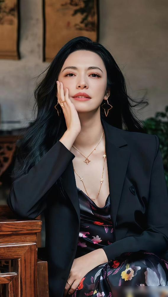 姚晨和曹郁这事，挺有意思的。
 
昨天下午官宣离婚，但重点是，人家说“多年前”就