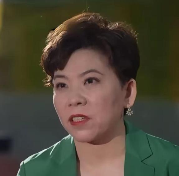 1997年，邓亚萍退役后去清华大学读书，第一堂课，老师问她：“你的英语如何？”邓