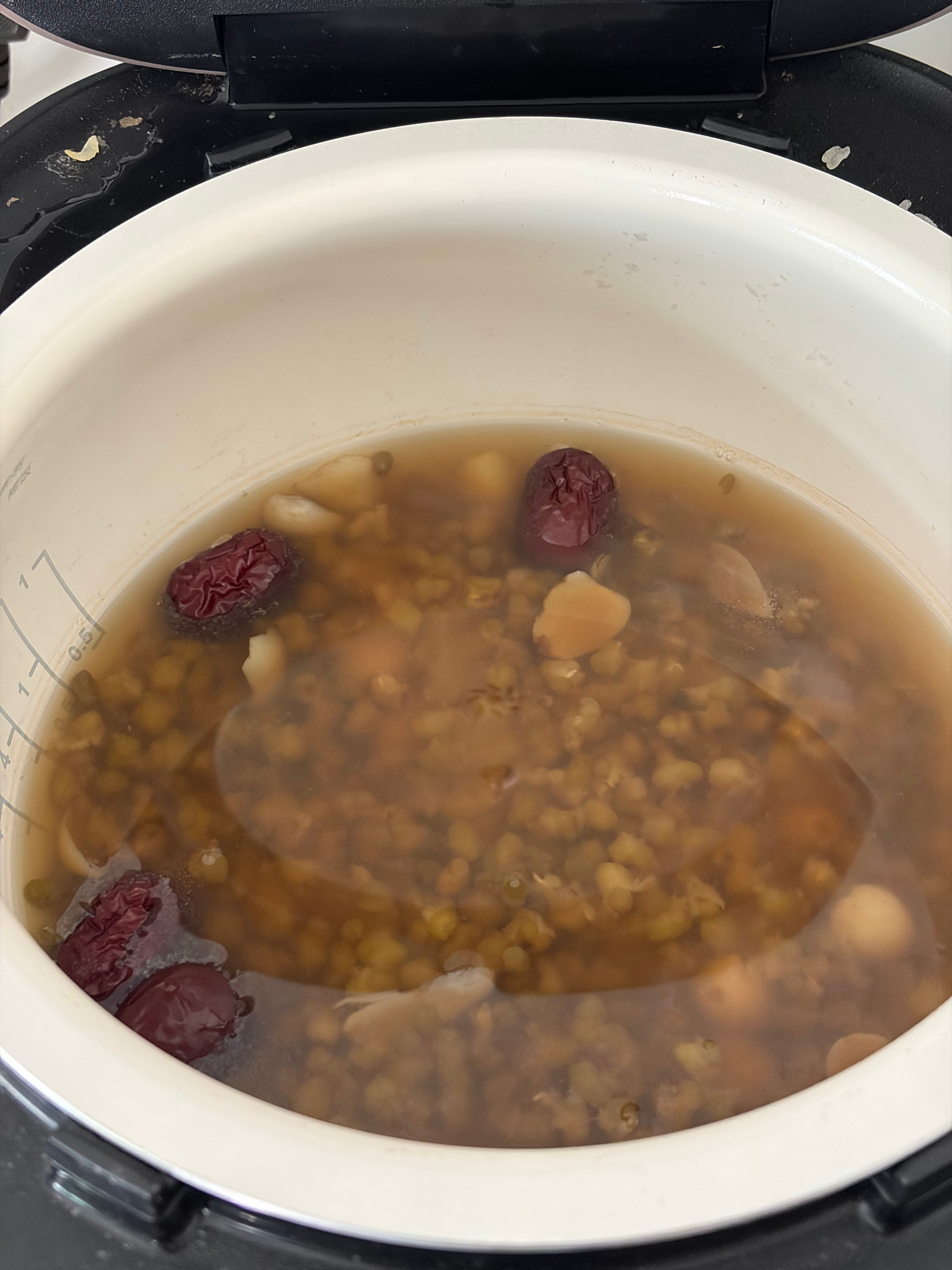 为啥煮出来的绿豆汤是红红的 