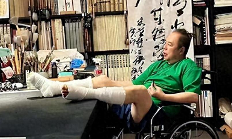 善恶终有报！66岁双腿包扎瘫在轮椅的张铁林，已活成一个“笑话”
在娱乐圈这片光怪