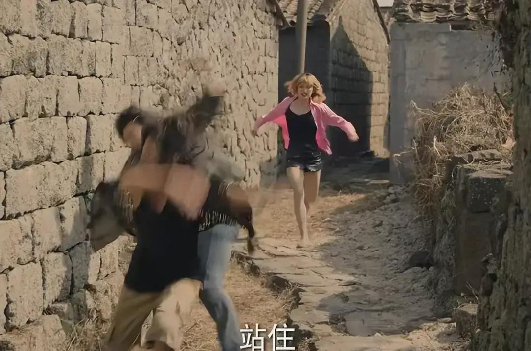 姚安娜和那种带资进组演女一号的不一样，没得黑，最顶级的背景，却跑来挣着这辛苦钱[
