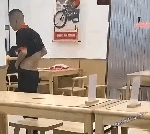 一个小混混跑到一个大姐开的饭店，想从大姐这里要点钱，大姐没给他就对着顾客脱裤子耍