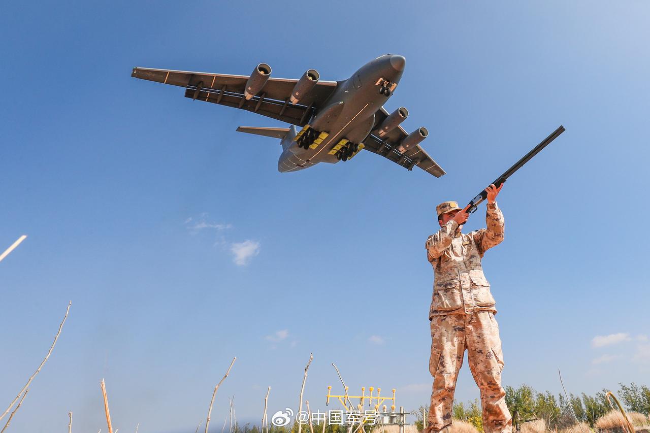 彩云之南 地勤为运输机保驾护航 ，仔细一看老7爷还在