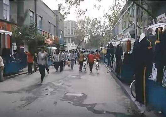 二十世纪八九十年代，长春市贵阳街红极一时。

那时，贵阳街的吆喝声此起彼伏，从北