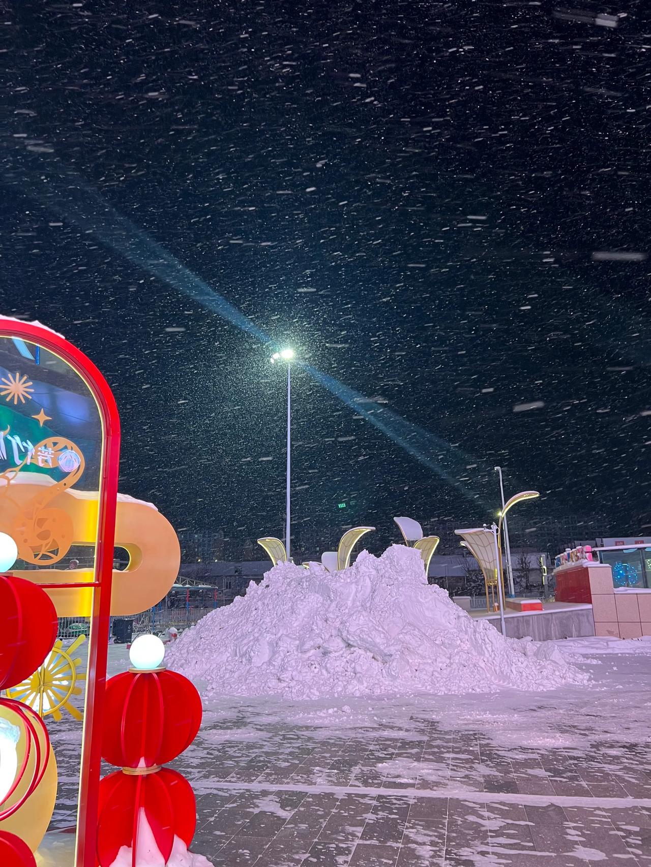 小时候，下雪天，我很喜欢滑着去上学，即便是摔倒了，也不怕疼，继续站起来滑。
随着