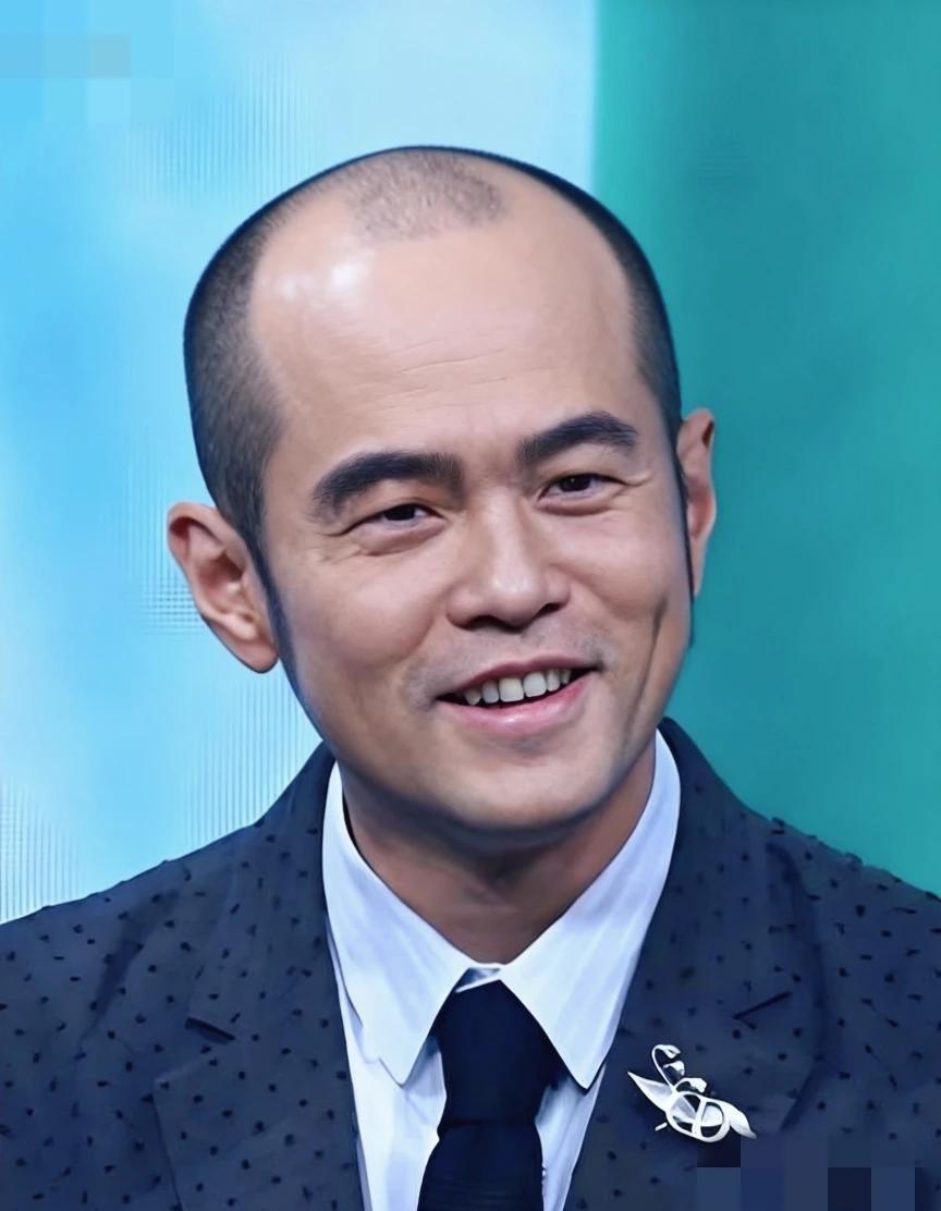 周杰伦现在估计也习惯了。

他总是被人盯着头发看。早年帽檐压得低，后来刘海厚重，