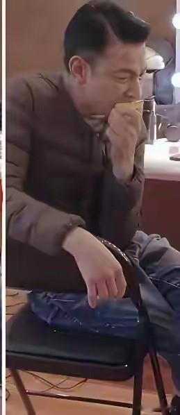 刘德华的自律让人惊叹
    当我们面对美食无法抗拒时，刘德华的自律让人汗颜。晚