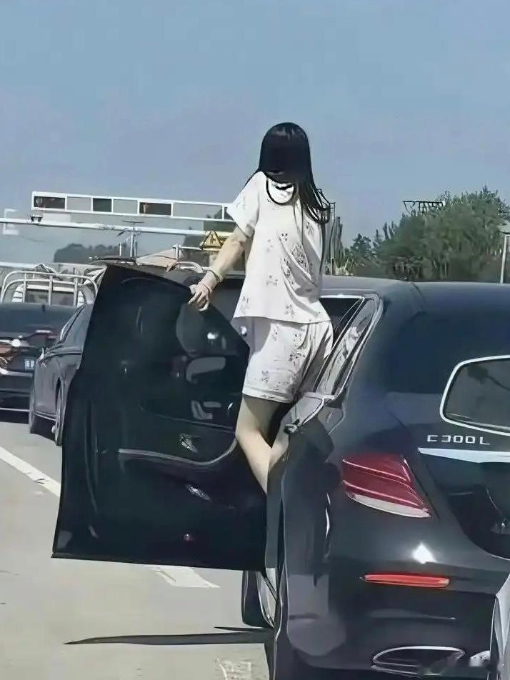 高速上堵车看到的，这姑娘挺虎啊！ 