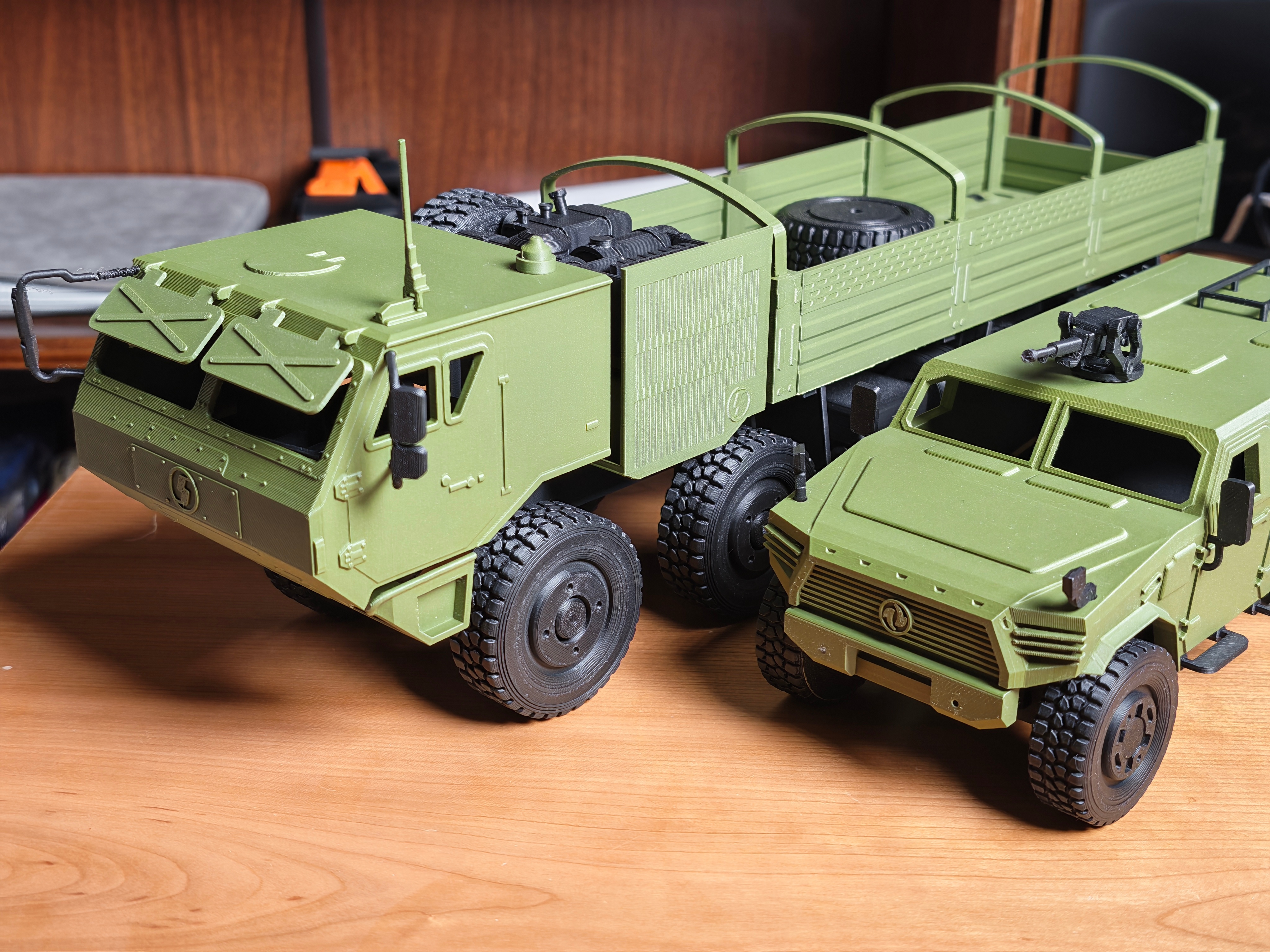 特别喜欢阅兵时候的战车，3D打印了两辆。