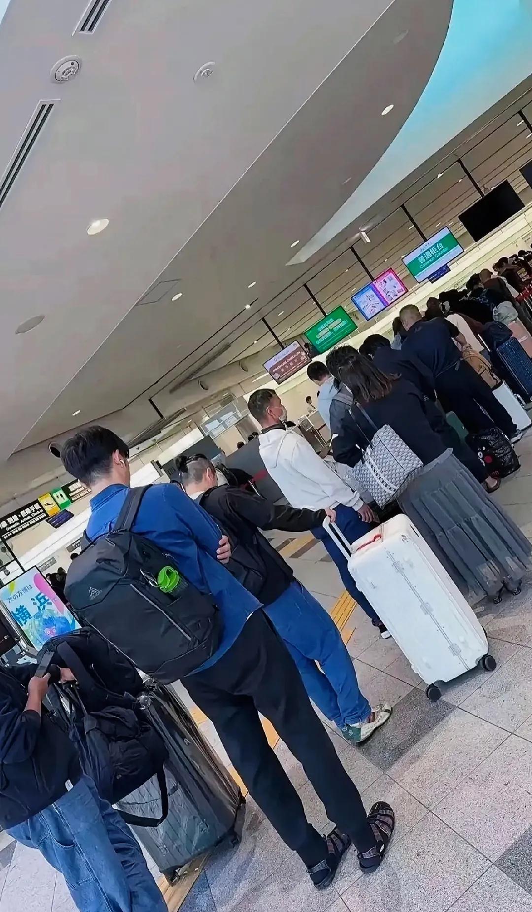 聊到在华的日本人，
总有人觉得他们该走。

可我看到的恰恰相反。

我认识个日企