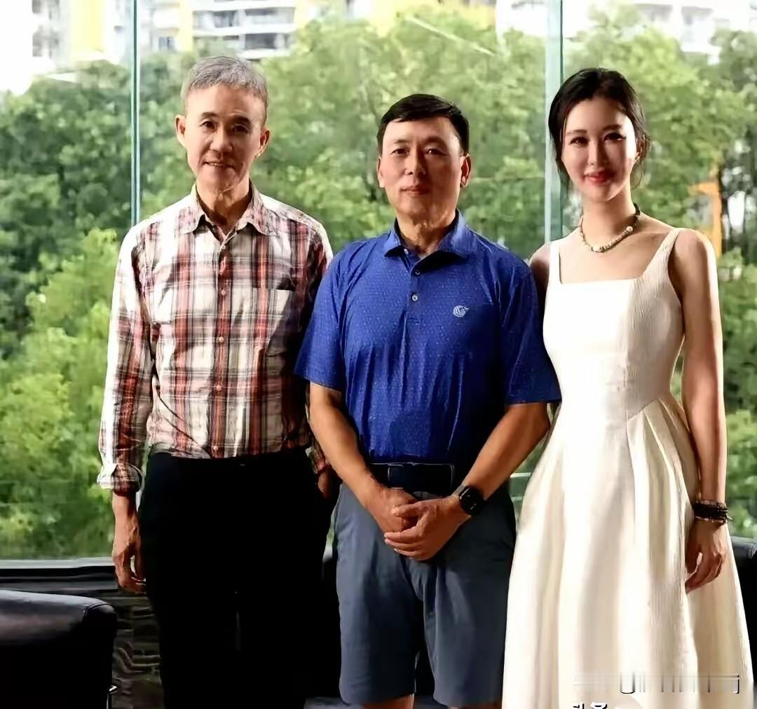 看到这张相片真是有点唏嘘。王石给我印象最深的一张照片是他站在喜马拉雅山上，目光深