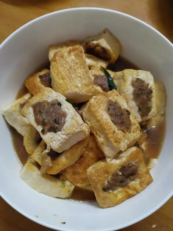 中午煮了一锅客家酿豆腐，豆腐吸满肉馅鲜汁，咬一口超满足。
配一碗梅菜扣肉，肥而不