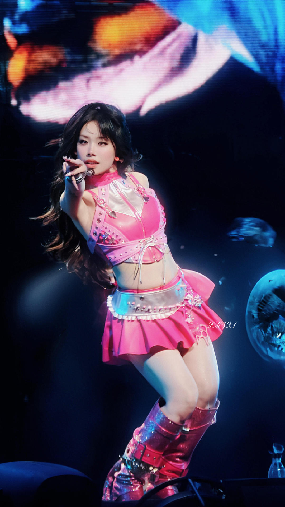 歌手音源万妮达演唱七溜八溜WAIYA编曲层次丰富，轻快节奏搭配方言腔调，听觉体验