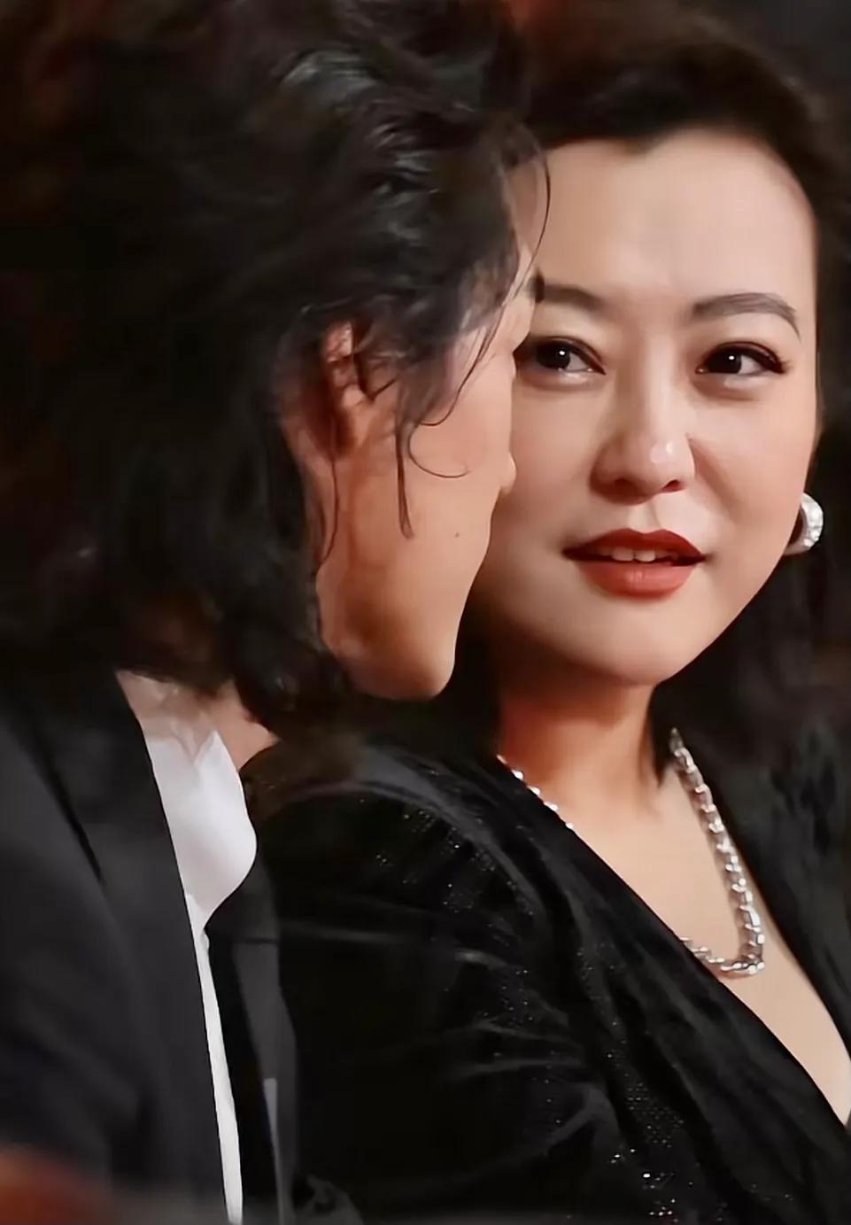 郝蕾是典型的东方美女，温婉大气，真实从容，气质碾压一众女星特别喜欢她。
这娘们太