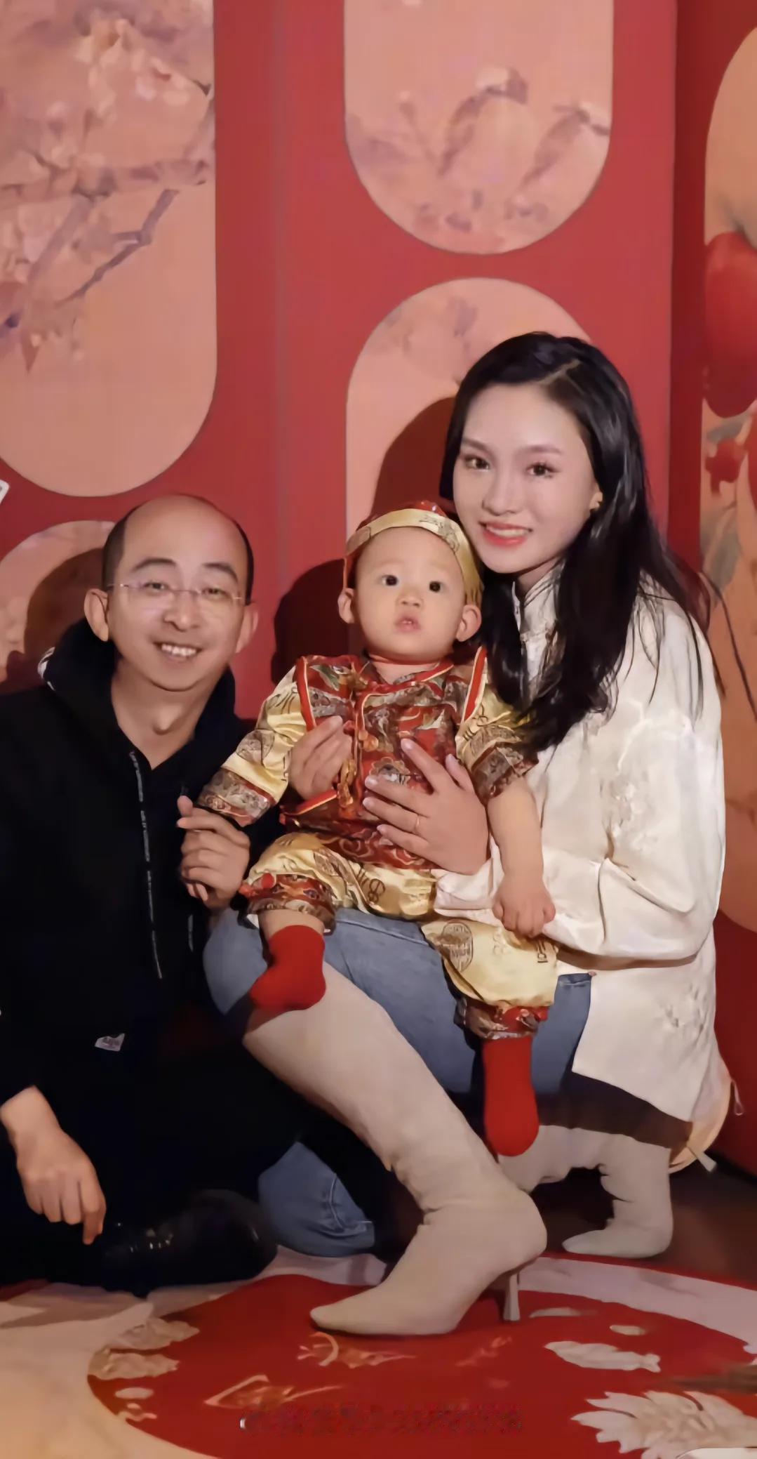 “简直是一朵鲜花插在了牛粪上！”2022年，坐拥10亿身家的最丑男星巨兴茂和大美