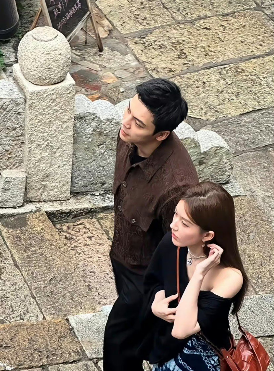 这张图怎么有点像爸爸和女儿啊，怎么把男主拍成这样的 ​​​