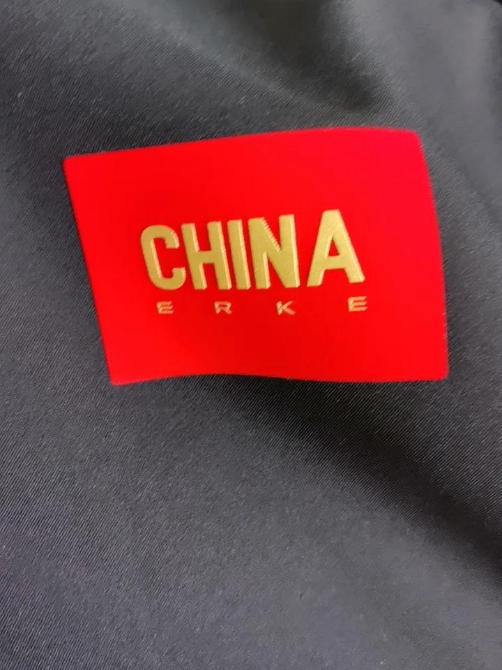 恕我孤陋寡闻，单位过节不发月饼不发粽子，来个冲锋衣，但是这是啥牌子我是真没见过。