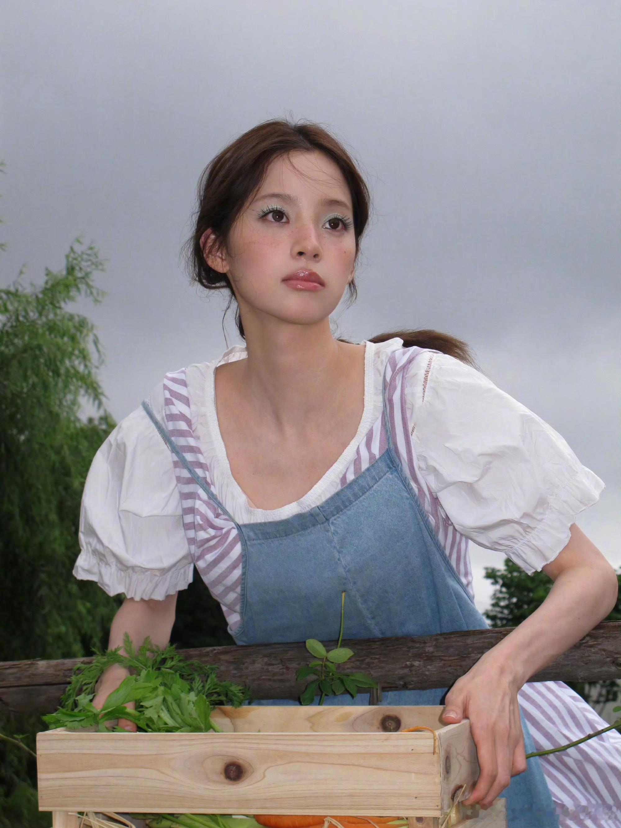 欧阳娜娜  风漫过农场的软绿旷野，欧阳娜娜的衣袂扫过带着潮气的浅青草甸，所有刻意